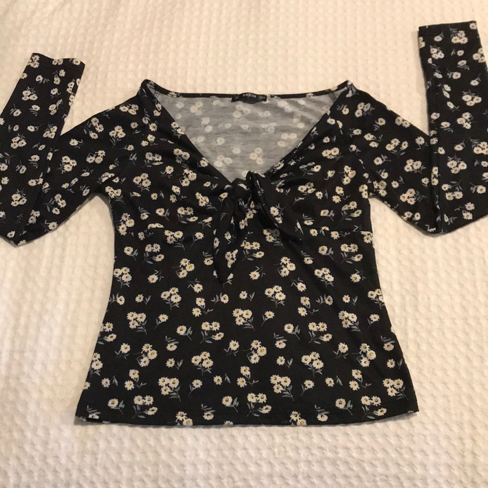 ✨3/10✨SHEIN floral top tie long sleeve